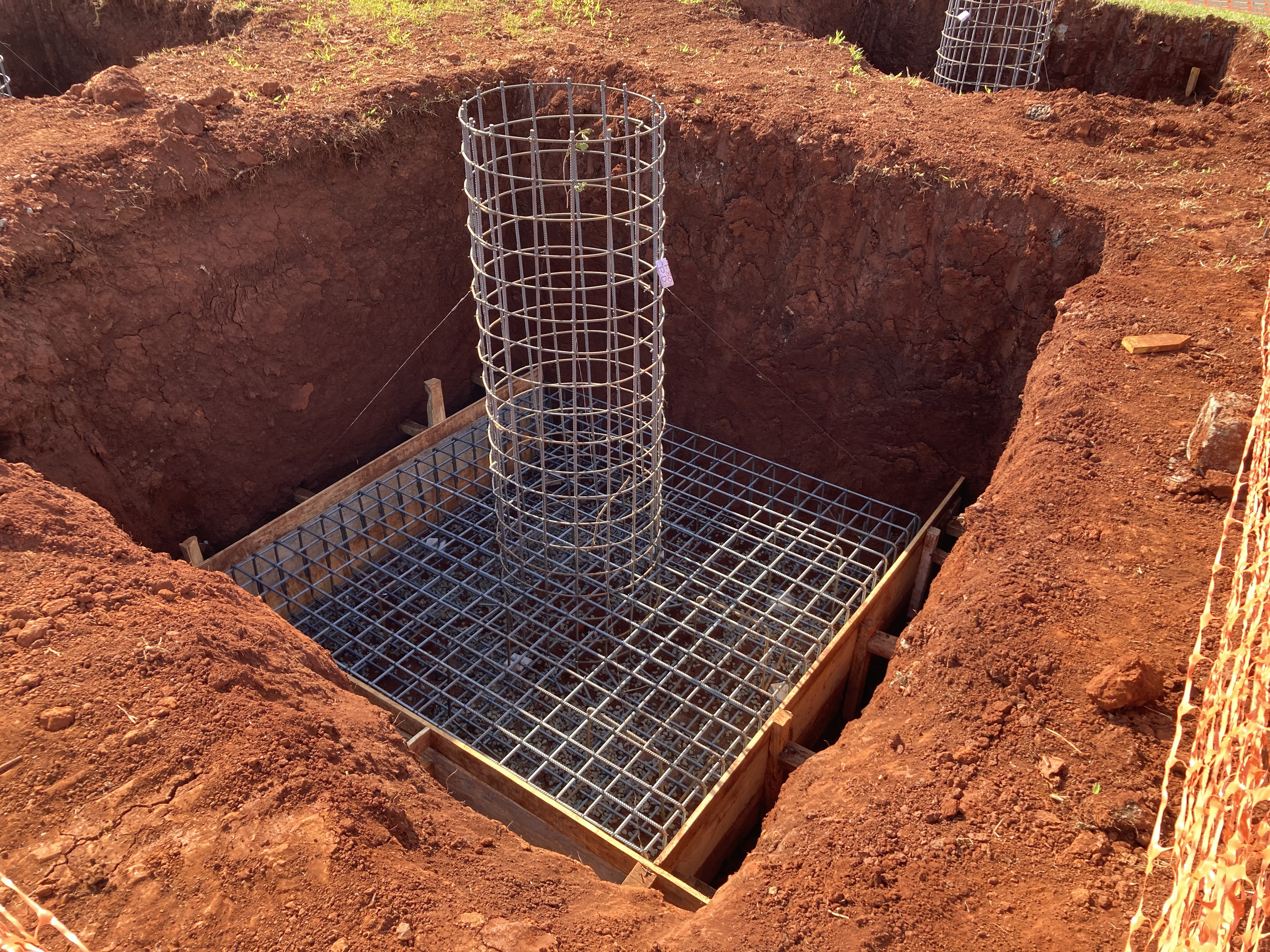 Reinforced concrete footing in an excavation — foundation engineering